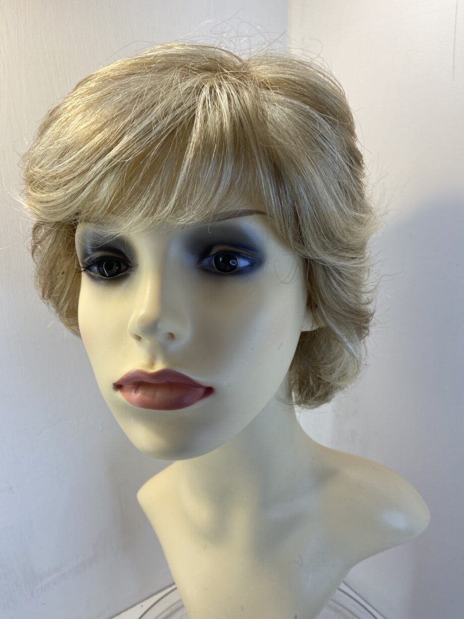 Stunning new Raquel Welch wig. Blmw524
