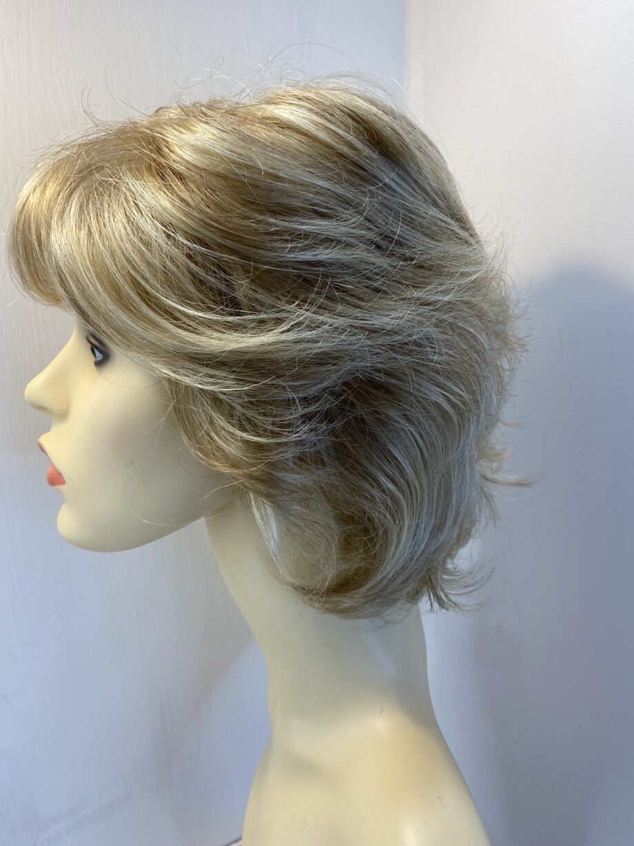 Stunning new Raquel Welch wig. Blmw524