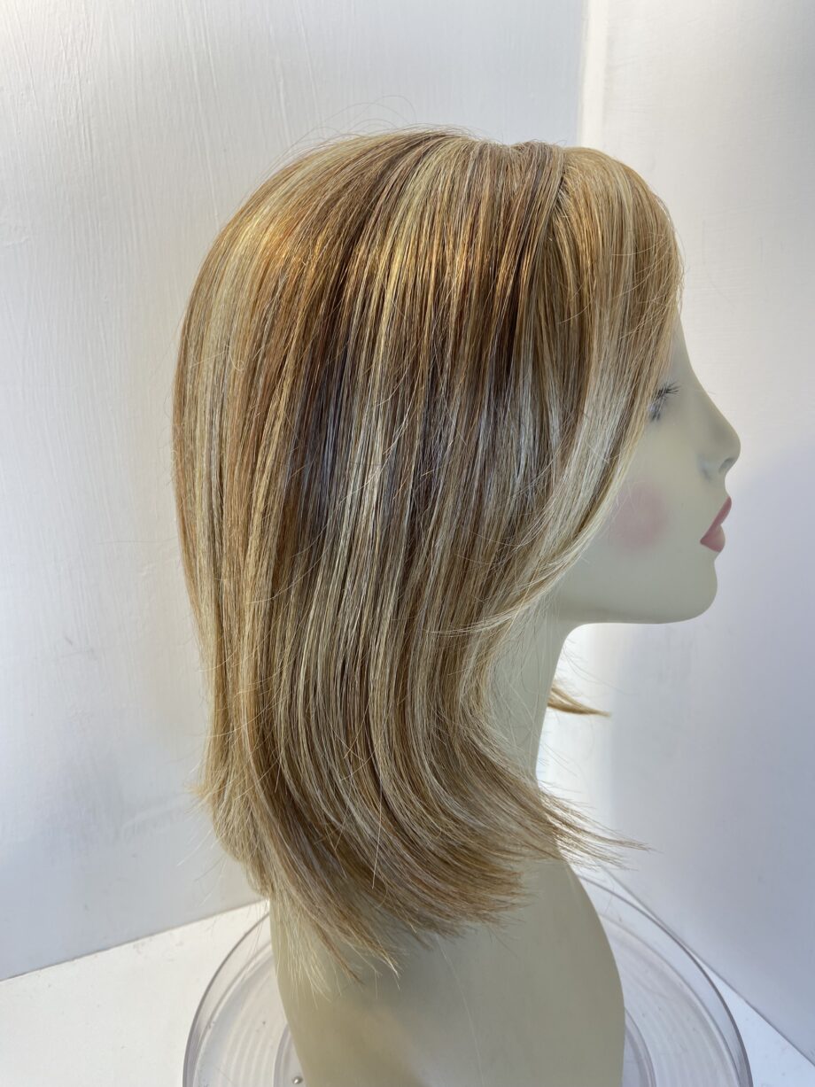 Highlighted honey blonde mid length wig. Blms526