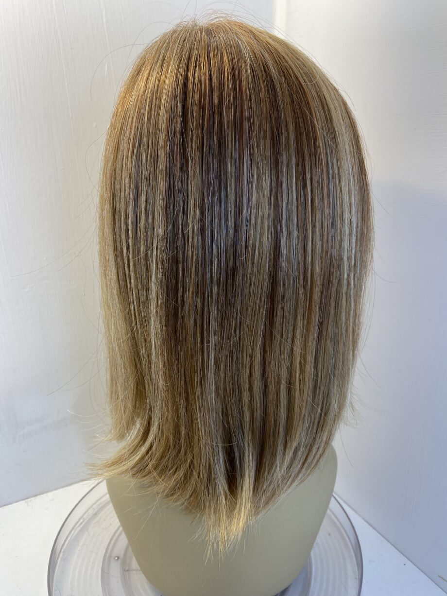 Highlighted honey blonde mid length wig. Blms526