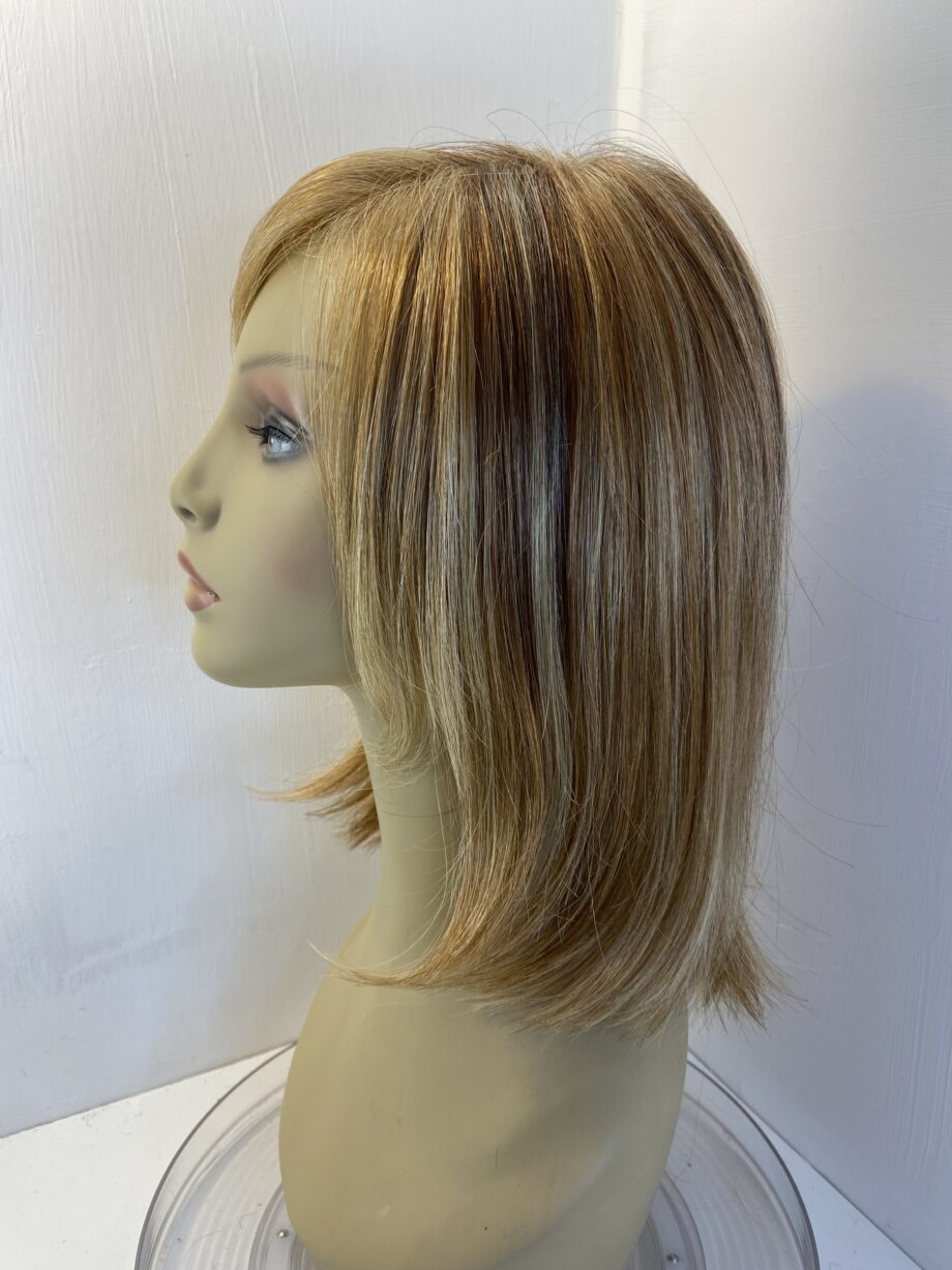 Highlighted honey blonde mid length wig. Blms526