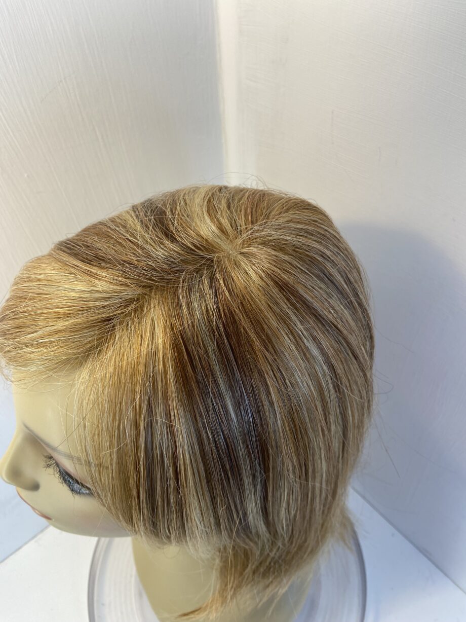 Highlighted honey blonde mid length wig. Blms526