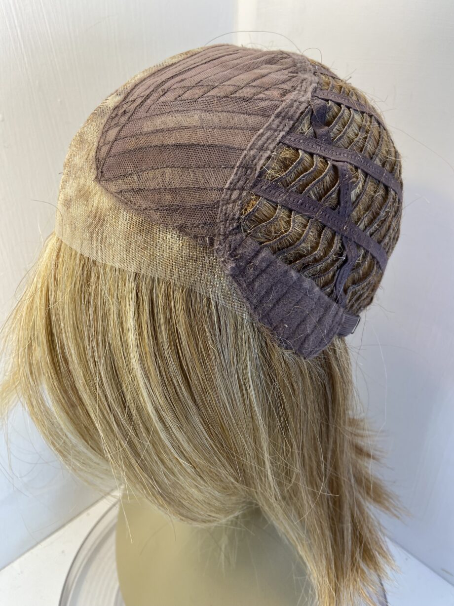 Highlighted honey blonde mid length wig. Blms526