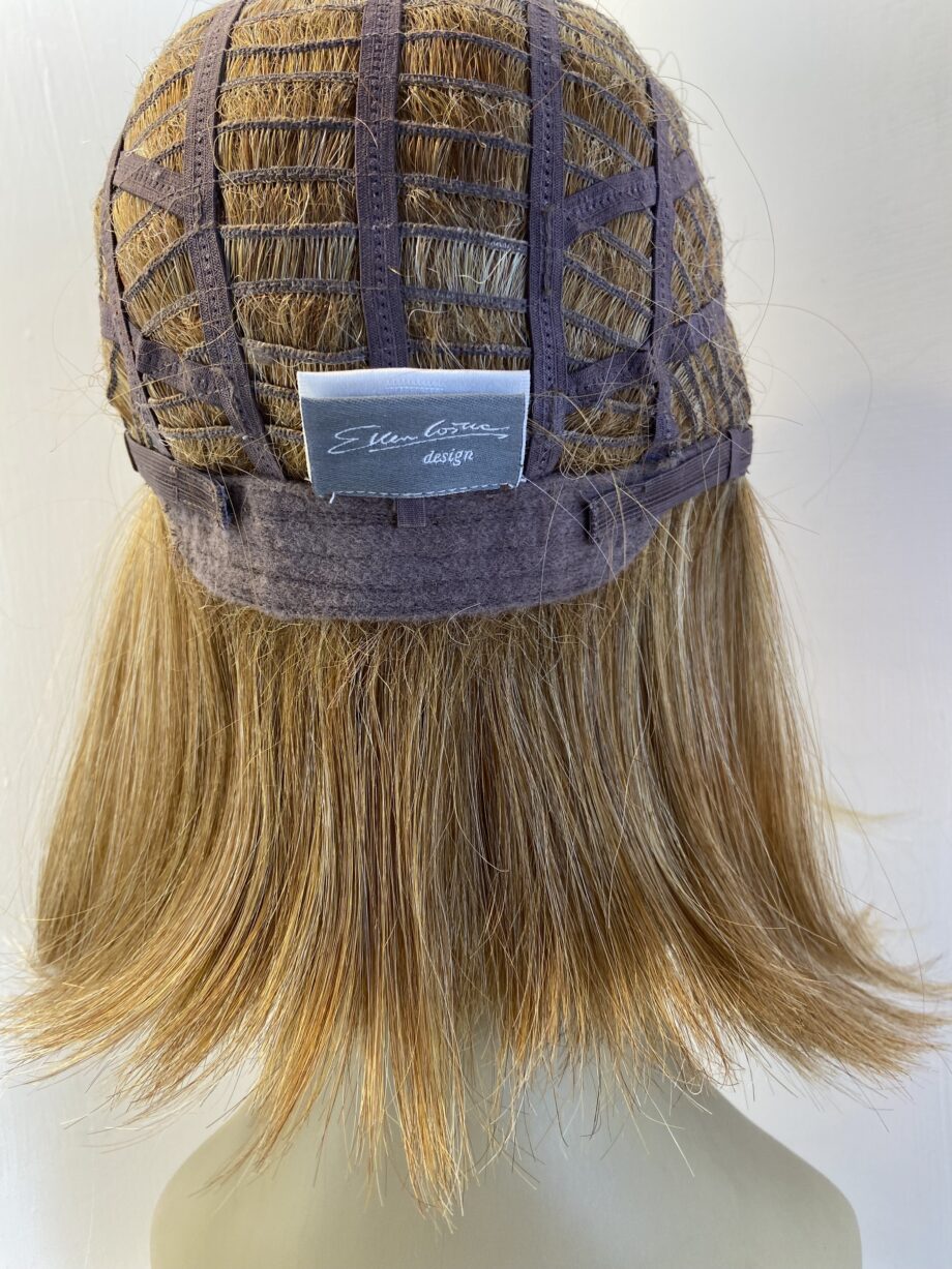 Highlighted honey blonde mid length wig. Blms526