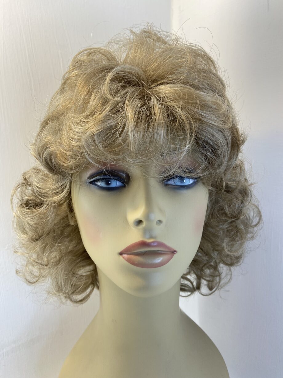 Long curly blonde wig. Bllc527