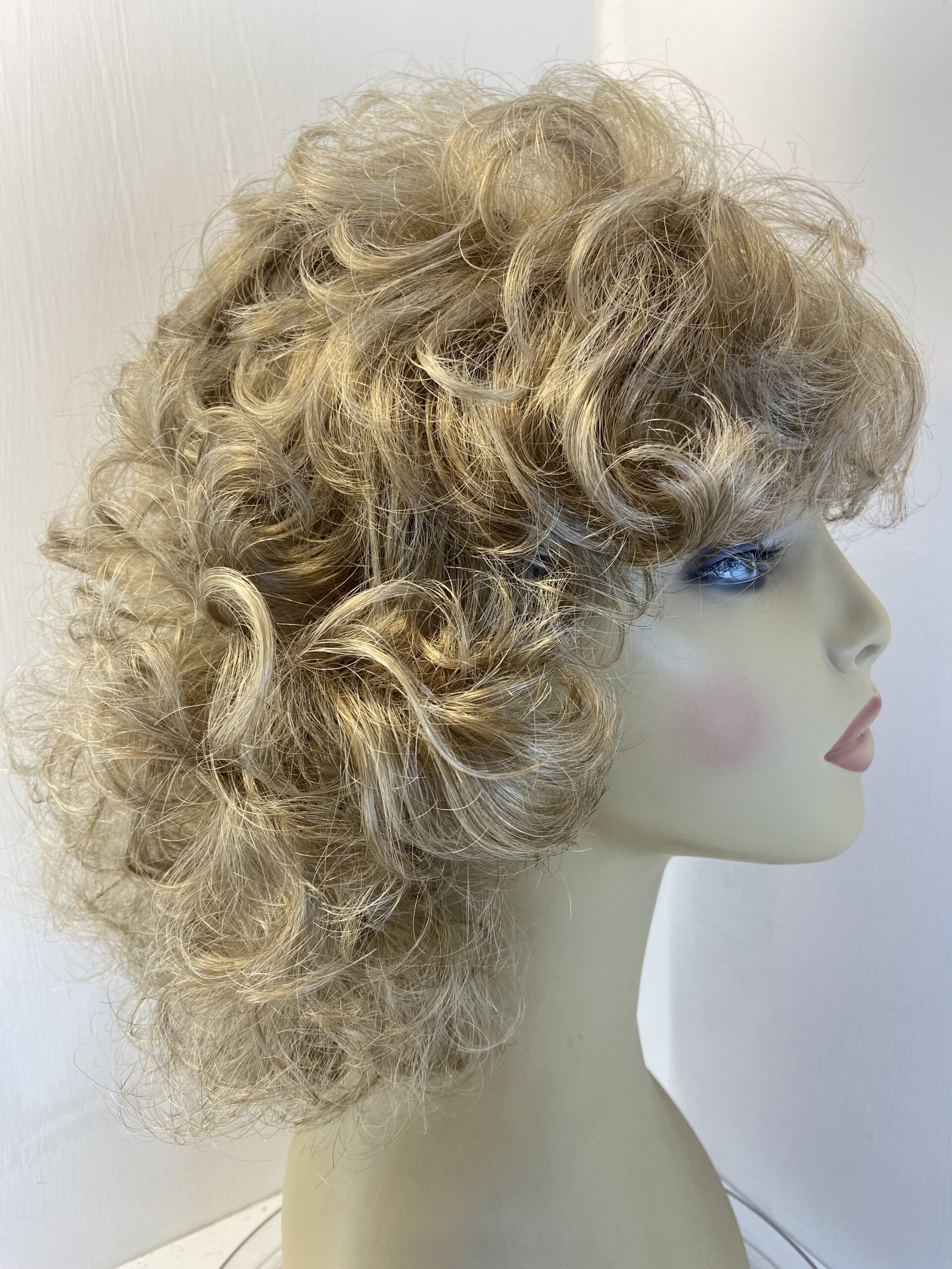 Long curly blonde wig. Bllc527 – Wigbank