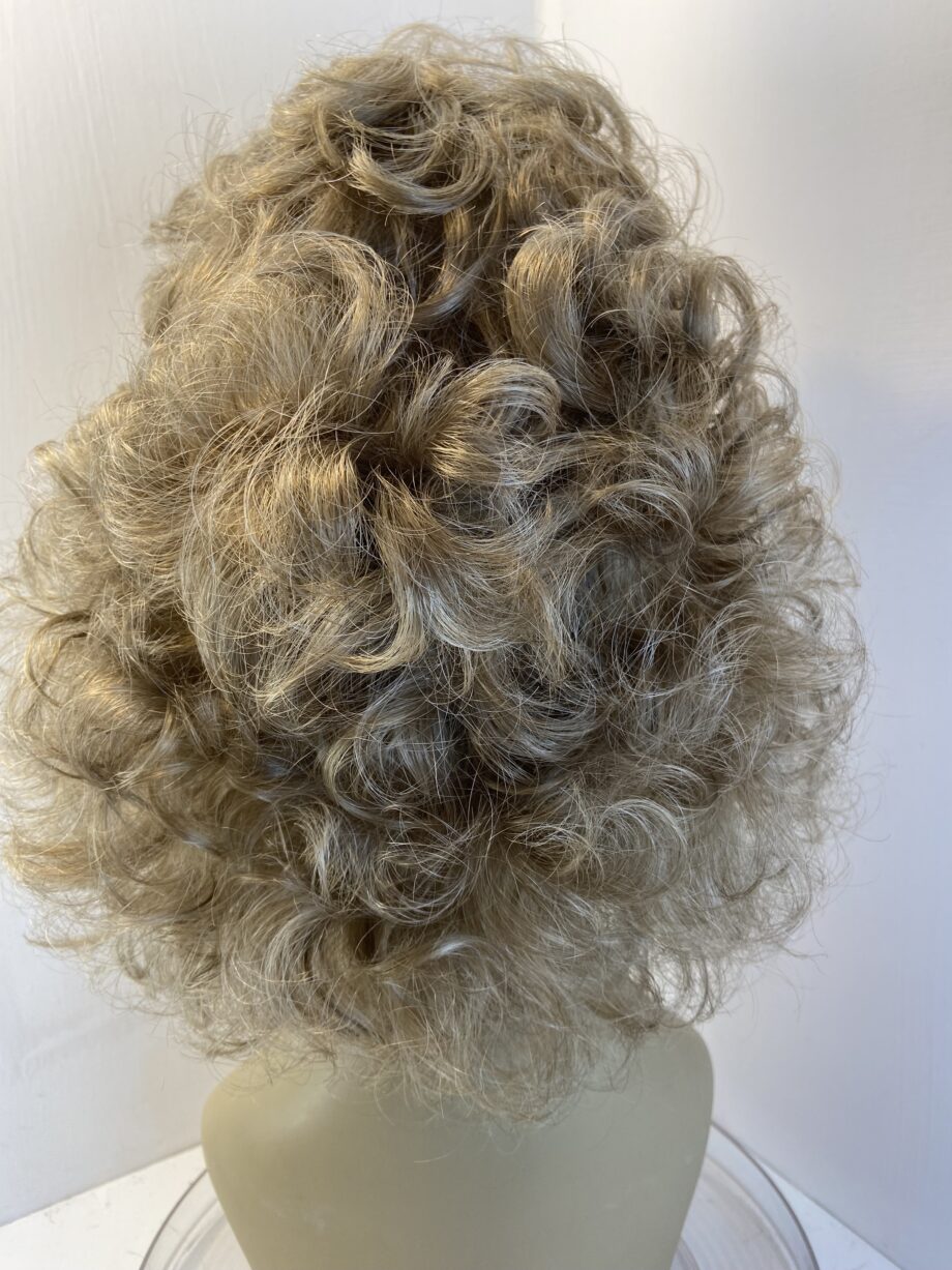Long curly blonde wig. Bllc527