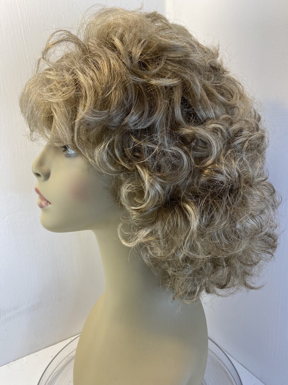 Long curly blonde wig. Bllc527
