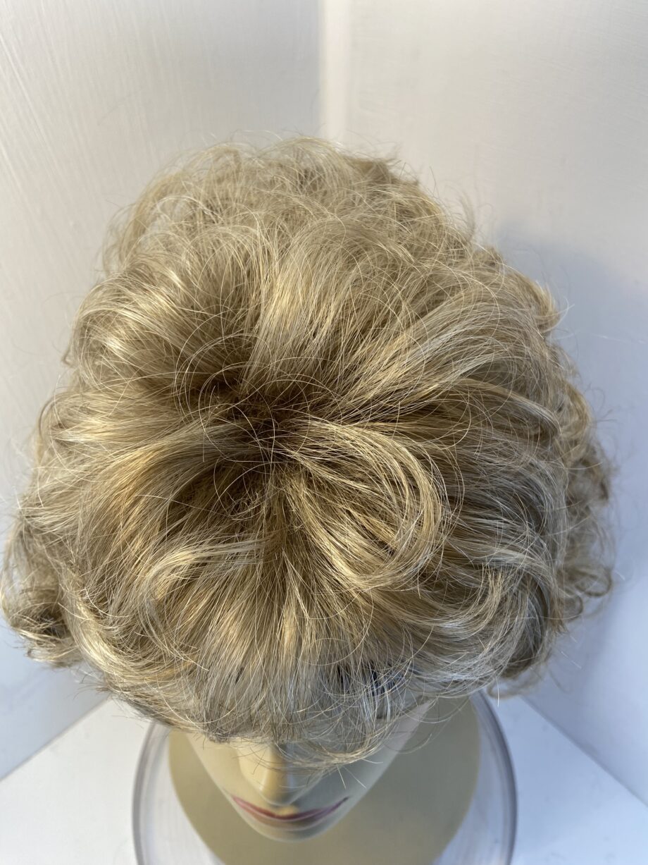Long curly blonde wig. Bllc527
