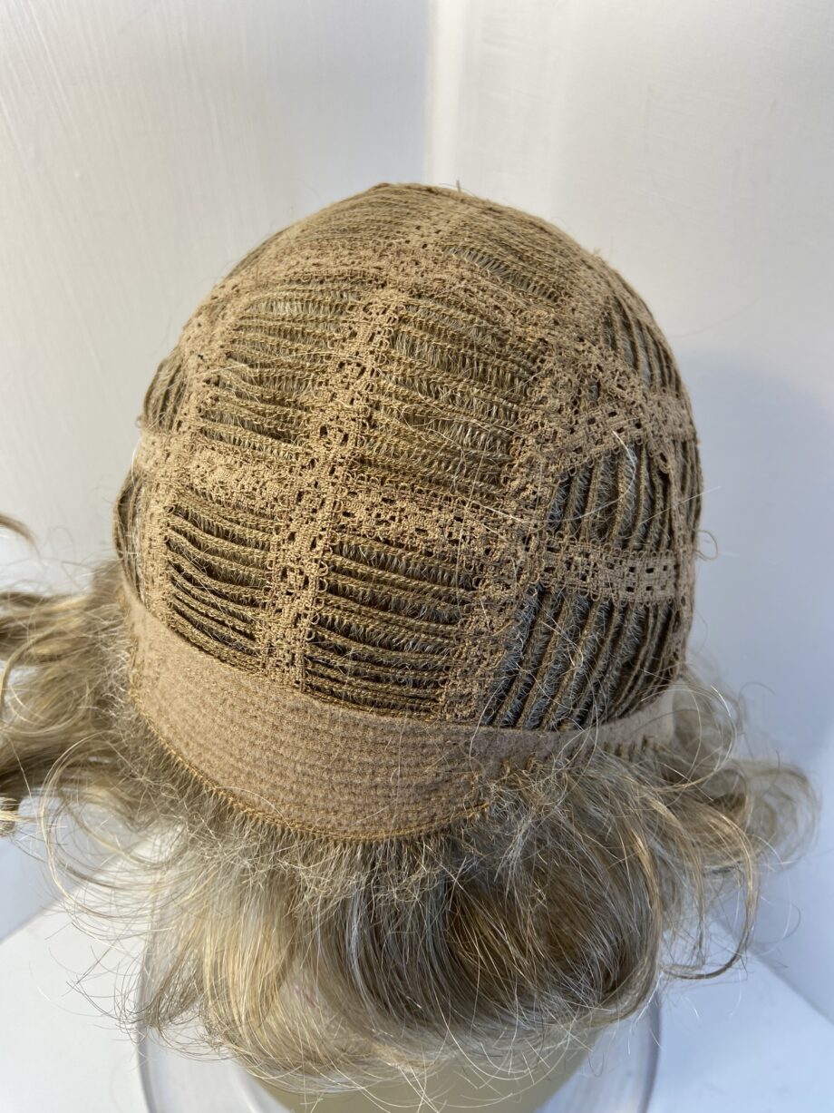 Long curly blonde wig. Bllc527