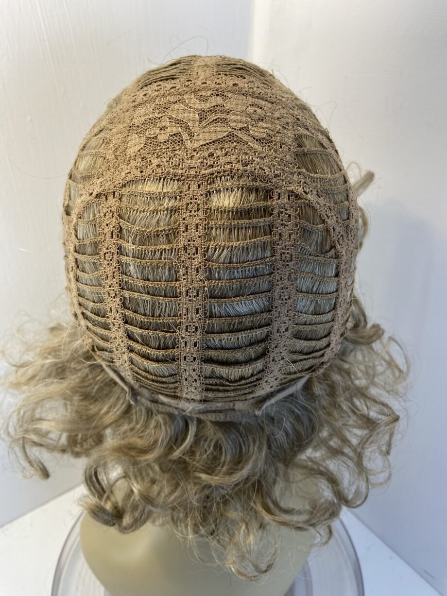 Long curly blonde wig. Bllc527