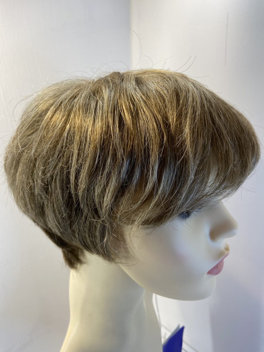 Light brown/ blonde. Blss314