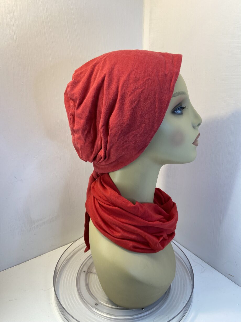 Red headwear and scarf. 112