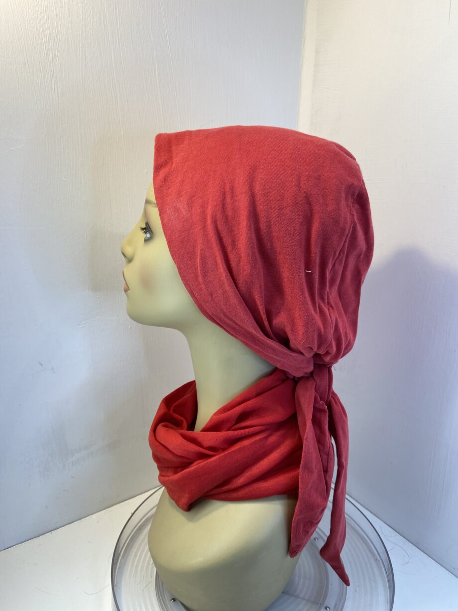 Red headwear and scarf. 112