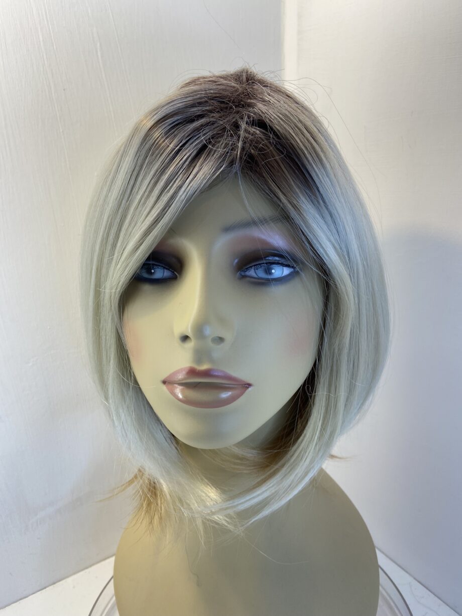 Rooted silky blonde wig. Blms616