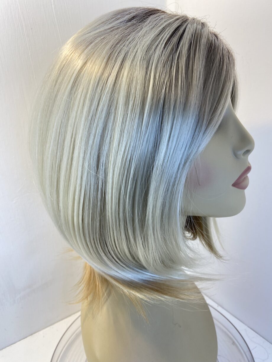 Rooted silky blonde wig. Blms616