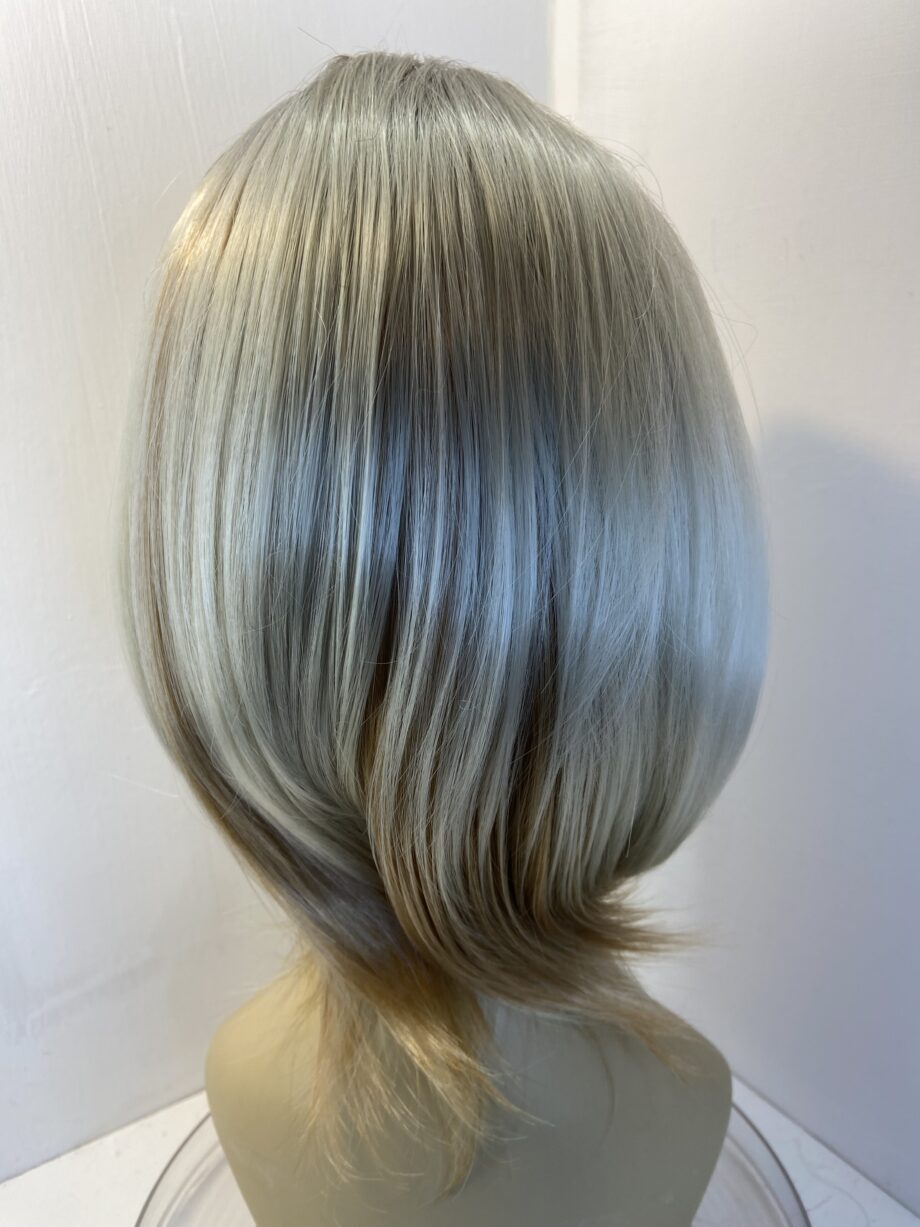 Rooted silky blonde wig. Blms616