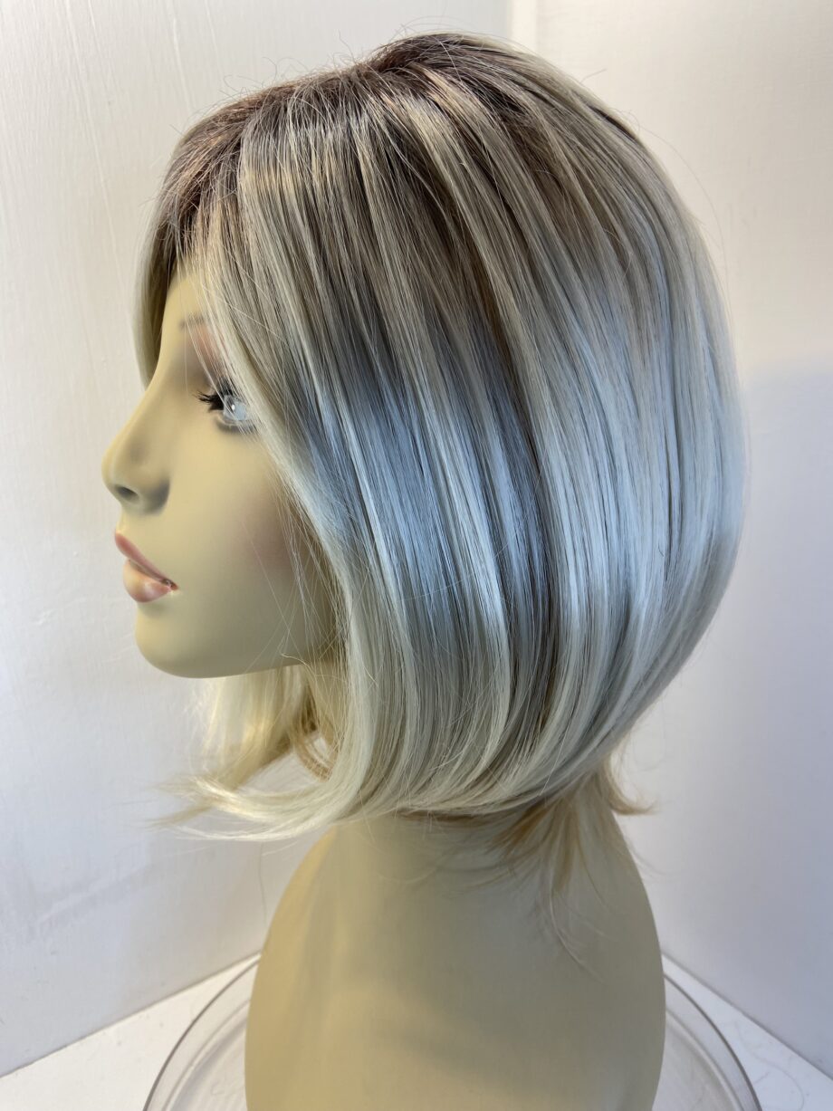 Rooted silky blonde wig. Blms616