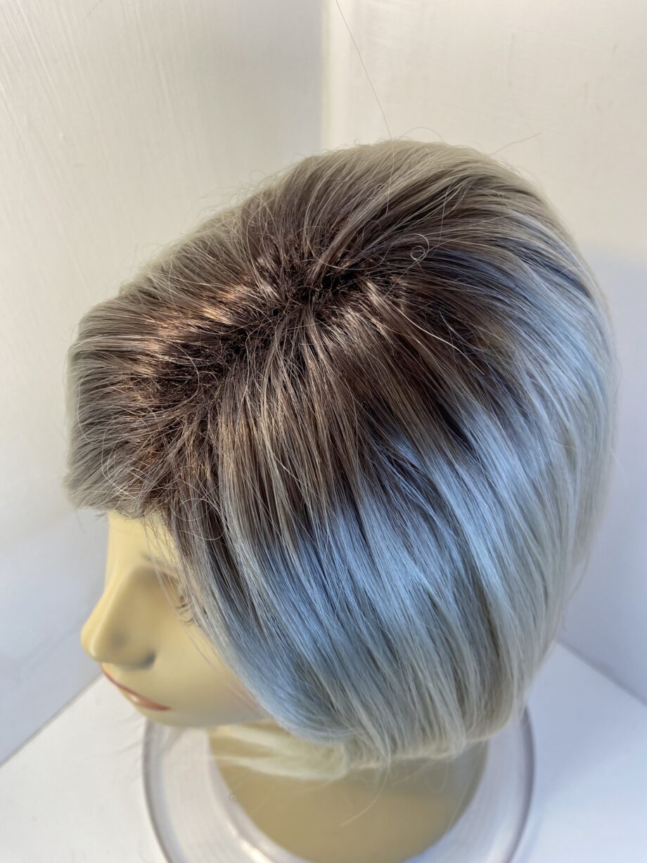 Rooted silky blonde wig. Blms616