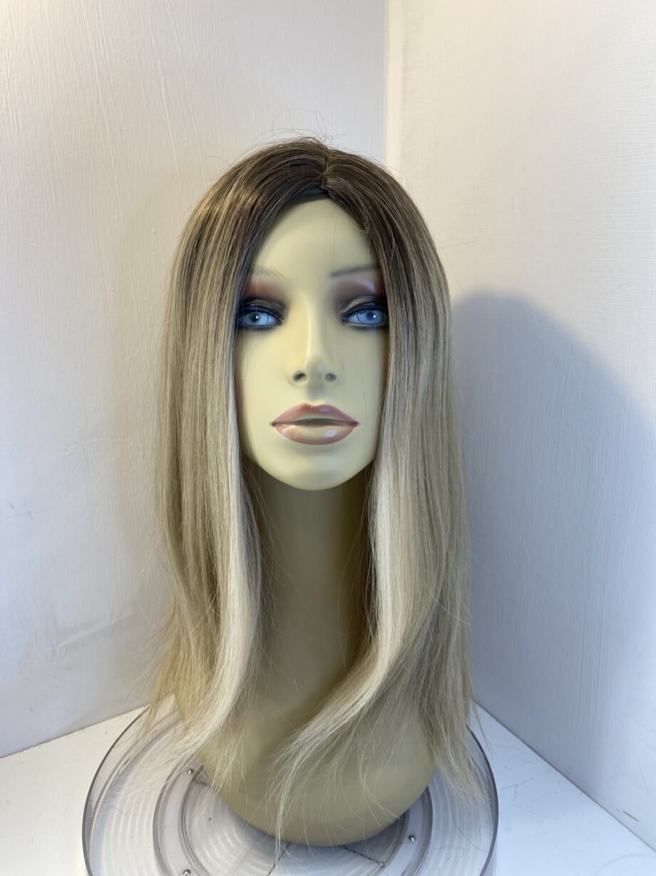 Long blonde rooted wig. Blls417