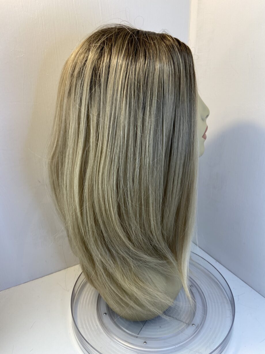 Long blonde rooted wig. Blls417