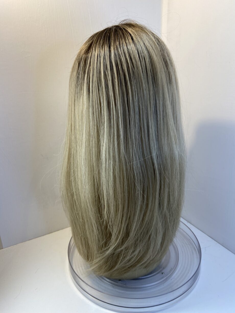 Long blonde rooted wig. Blls417
