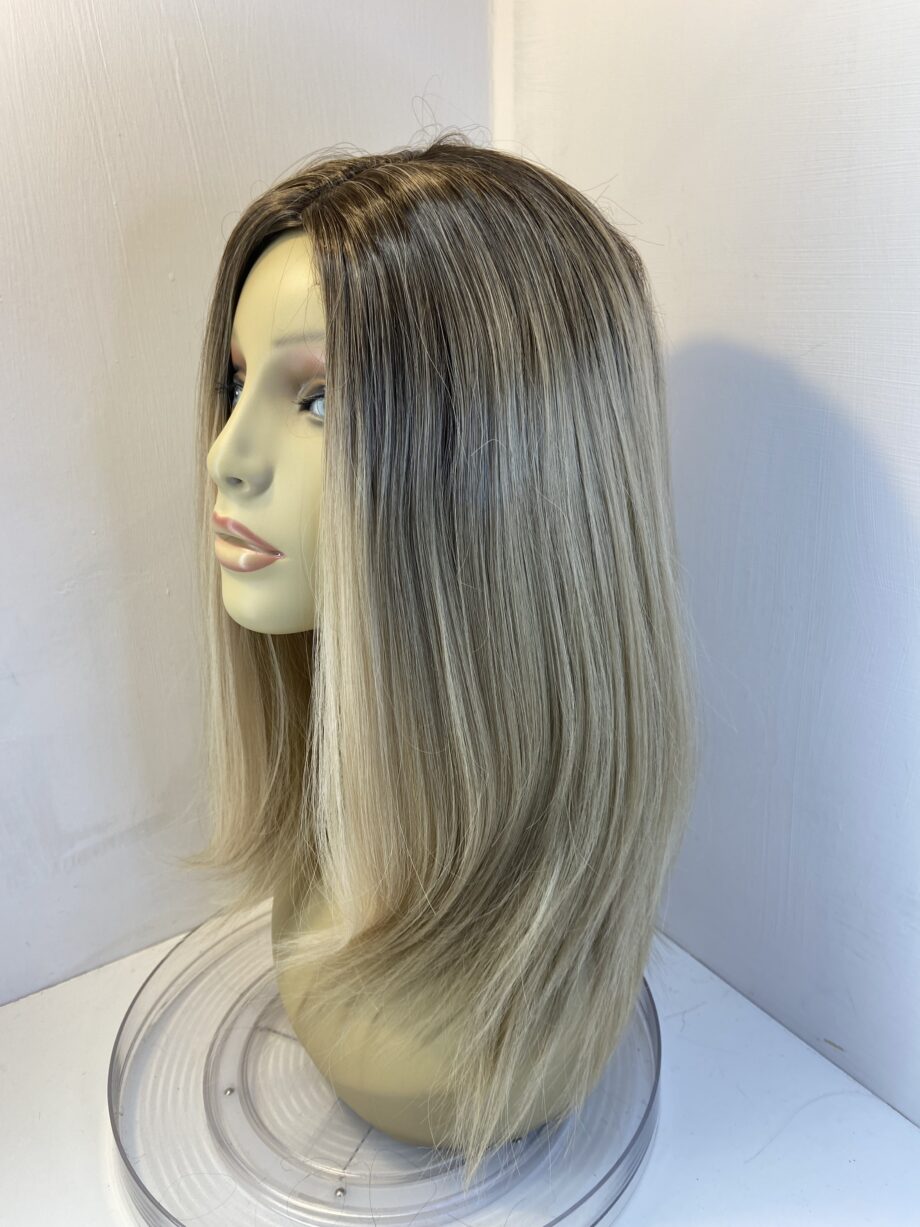 Long blonde rooted wig. Blls417