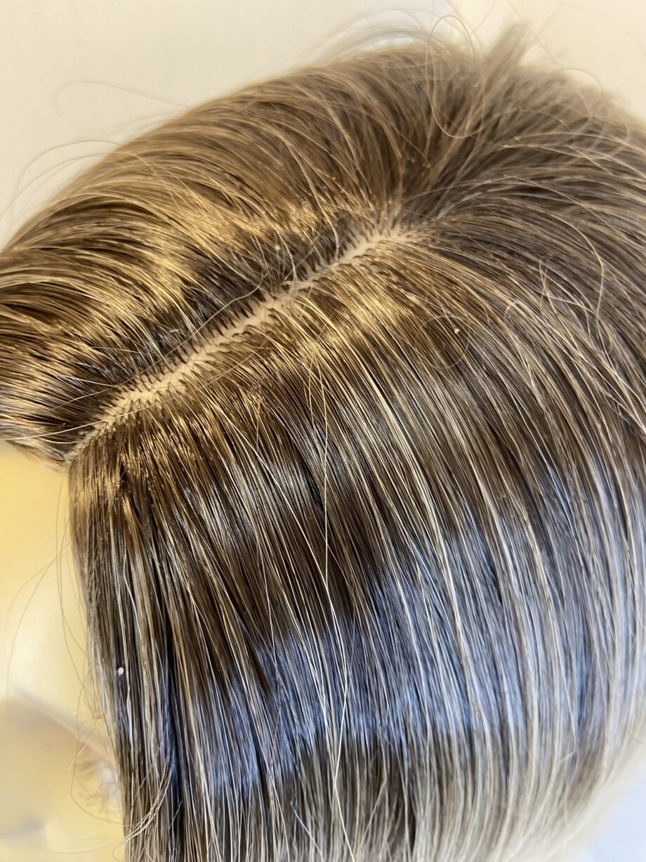 Long blonde rooted wig. Blls417