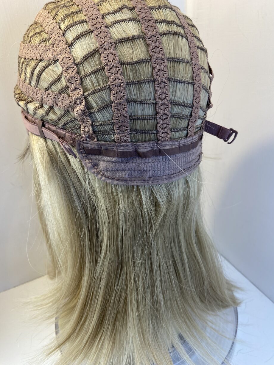 Long blonde rooted wig. Blls417