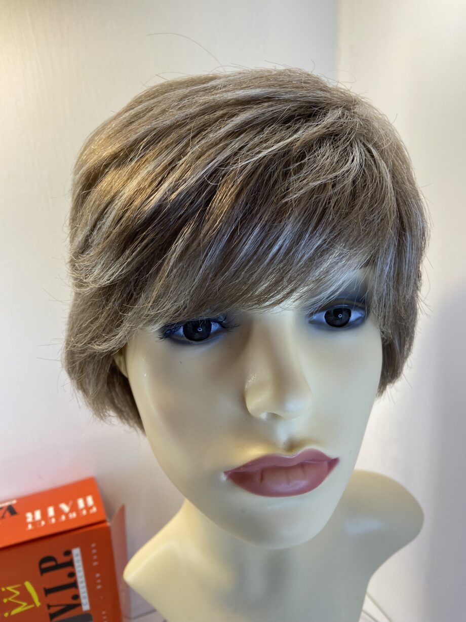Light brown/blonde boxed wig. Bbrss478