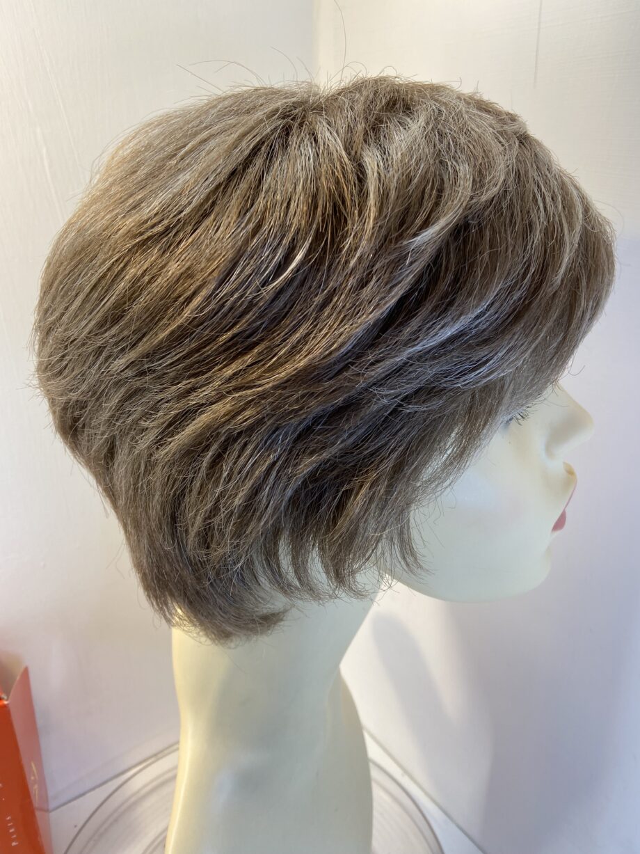 Light brown/blonde boxed wig. Bbrss478