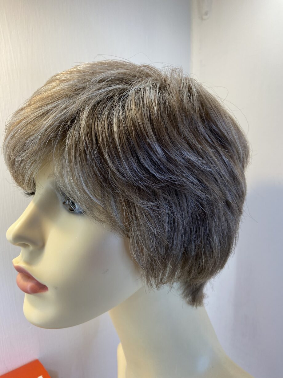 Light brown/blonde boxed wig. Bbrss478