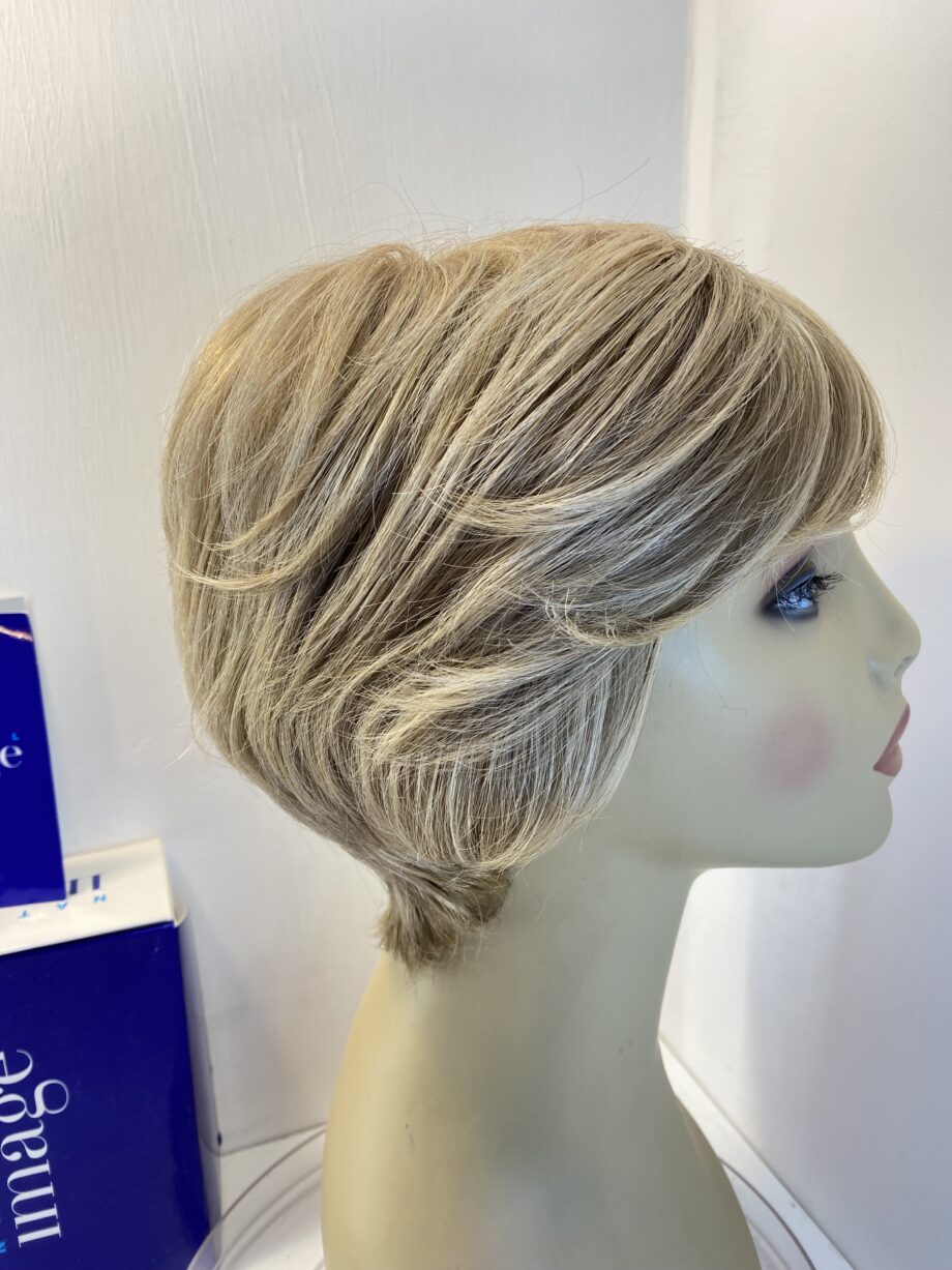 Blonde short wig. Bblss479