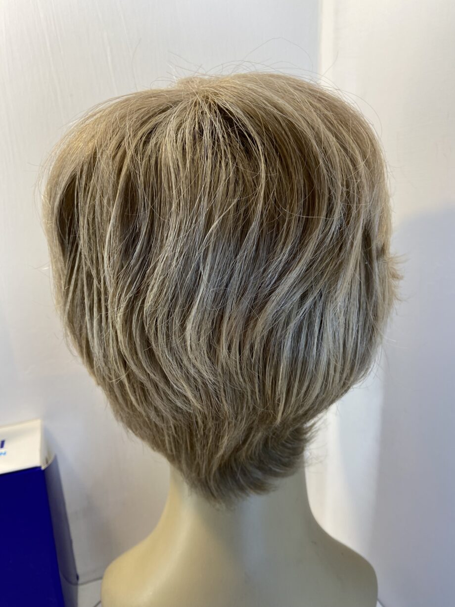 Blonde short wig. Bblss479