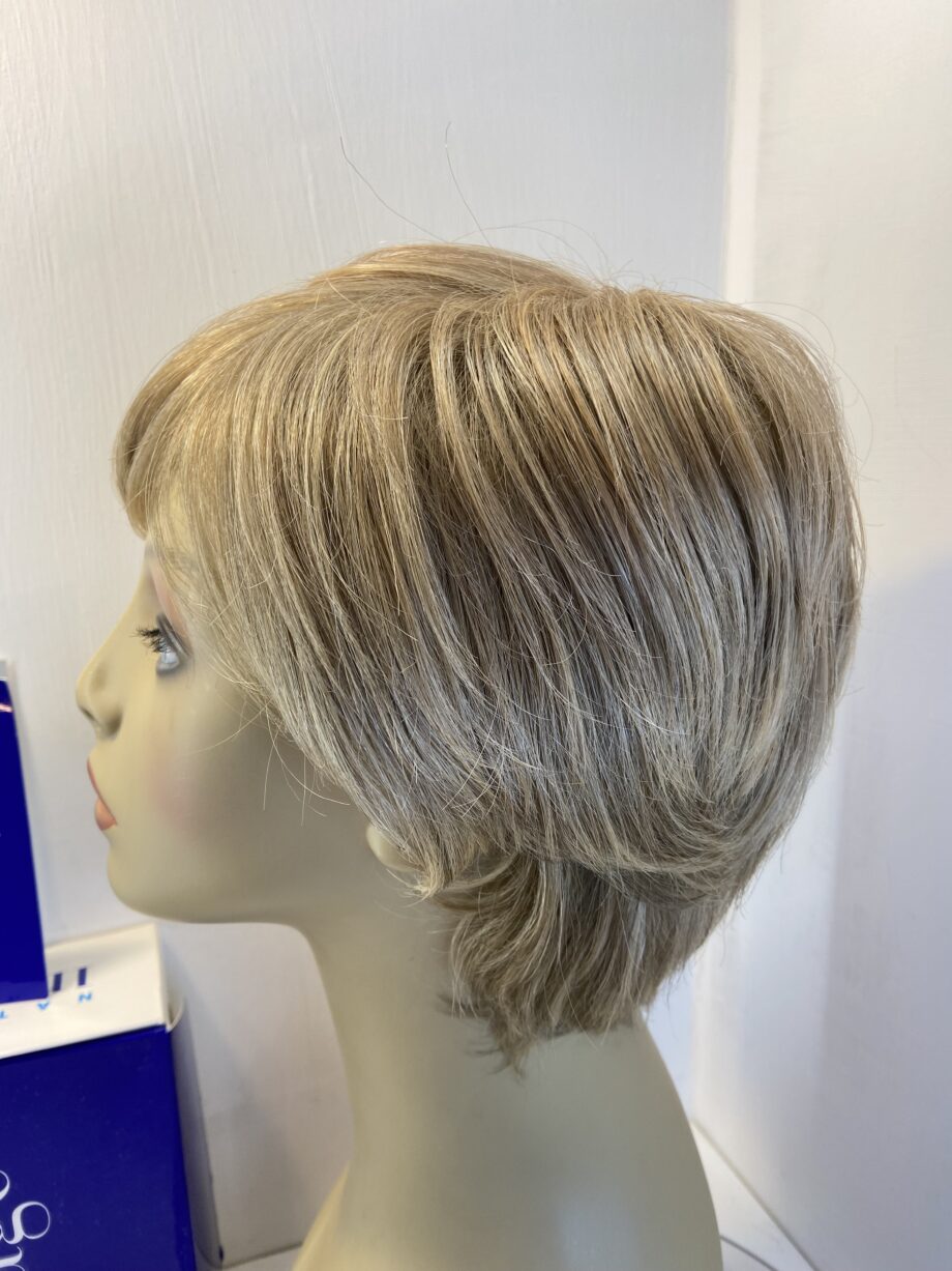 Blonde short wig. Bblss479
