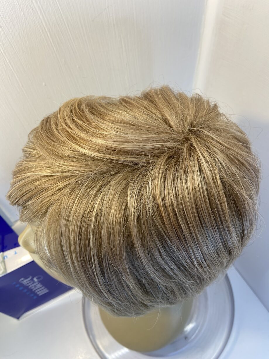 Blonde short wig. Bblss479