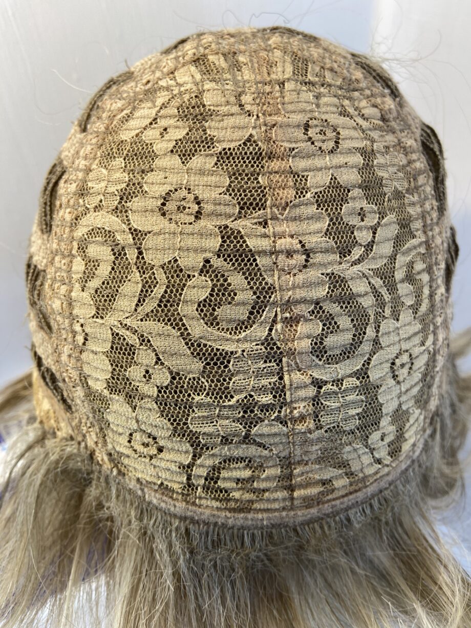 Blonde short wig. Bblss479
