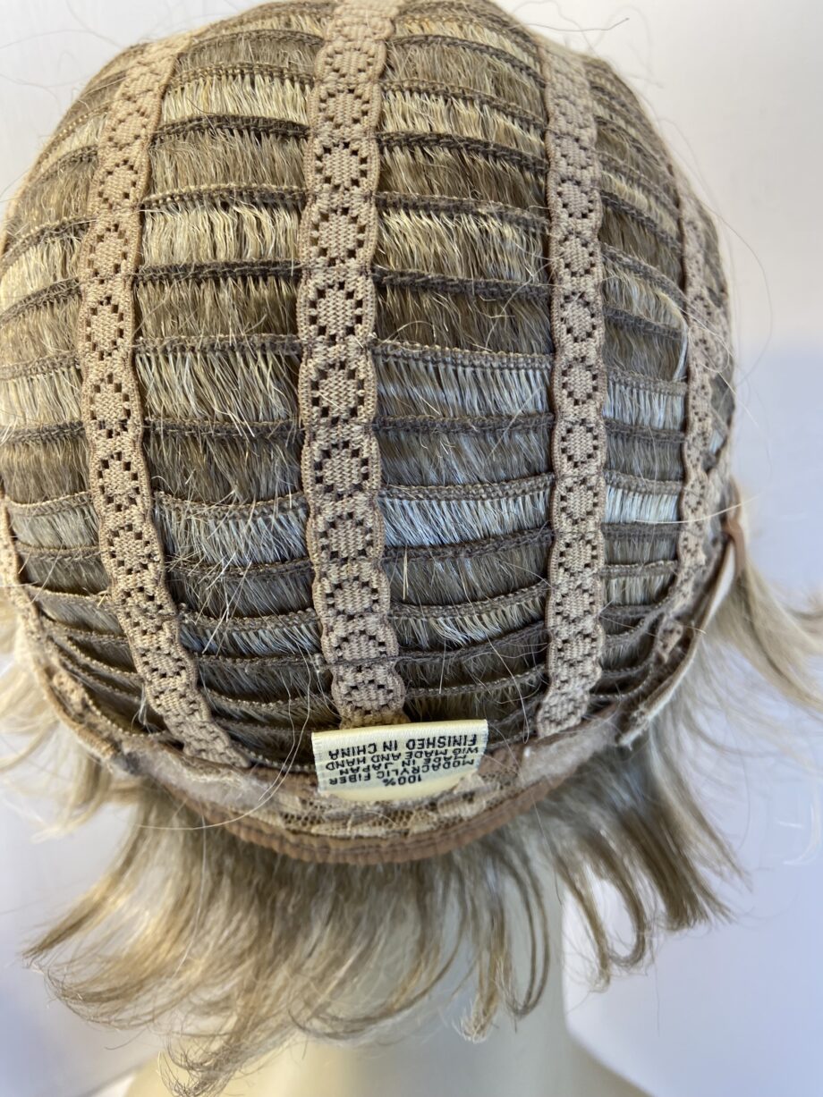 Blonde short wig. Bblss479