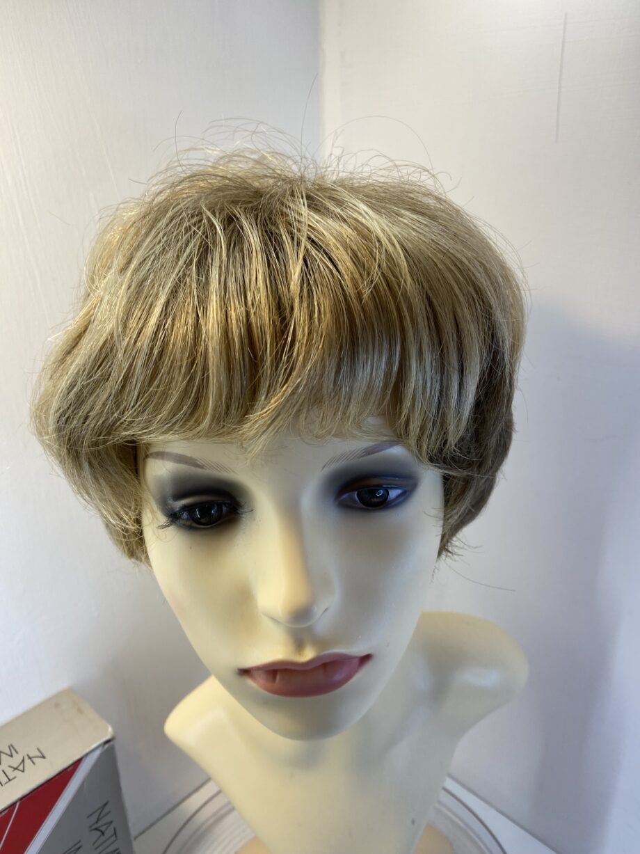 Short blonde doxed wig. Bblss480