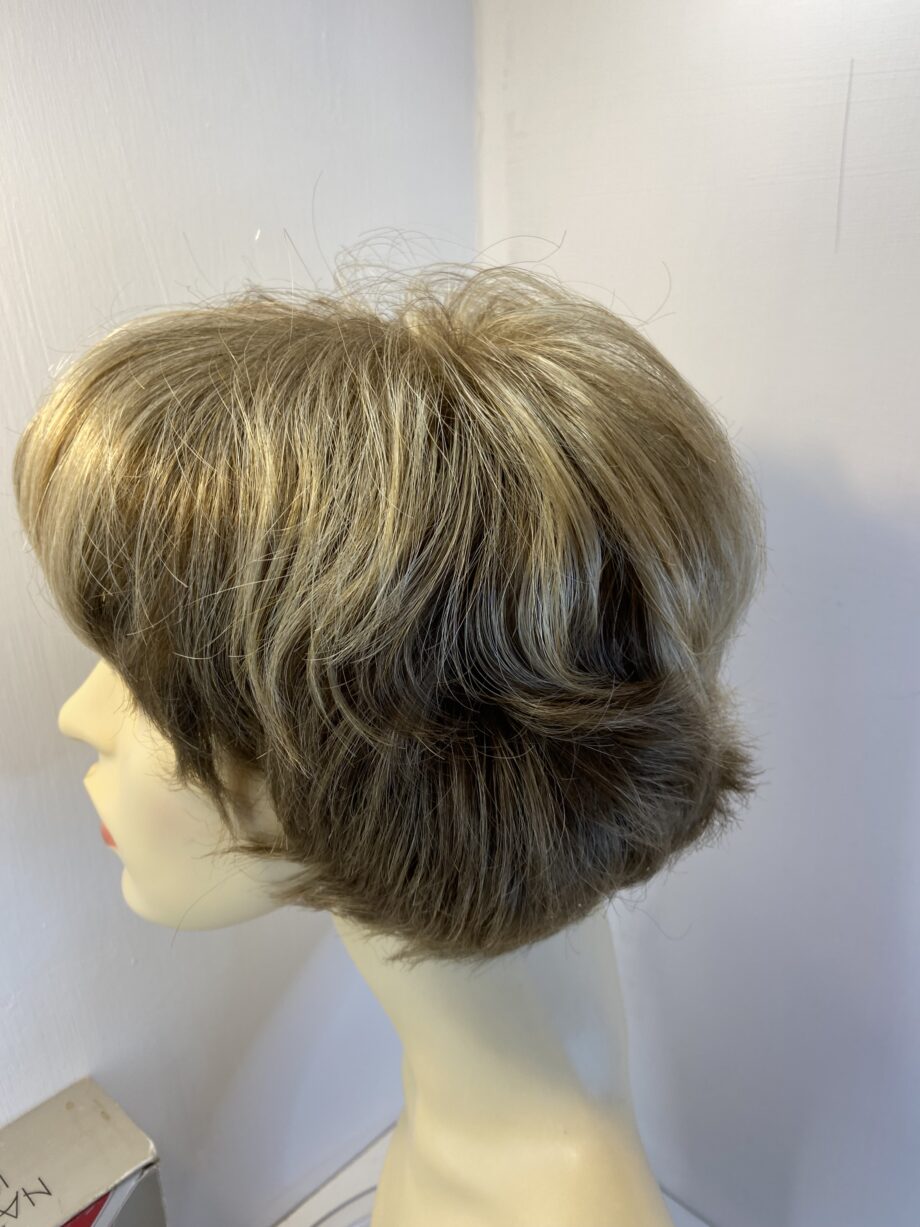 Short blonde doxed wig. Bblss480