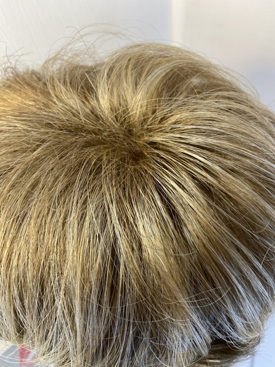 Short blonde doxed wig. Bblss480