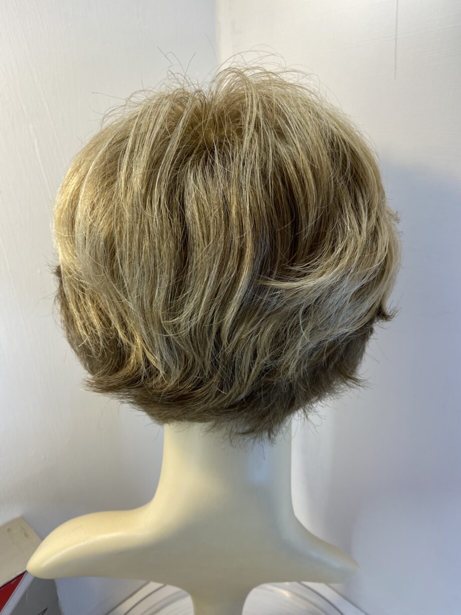 Short blonde doxed wig. Bblss480