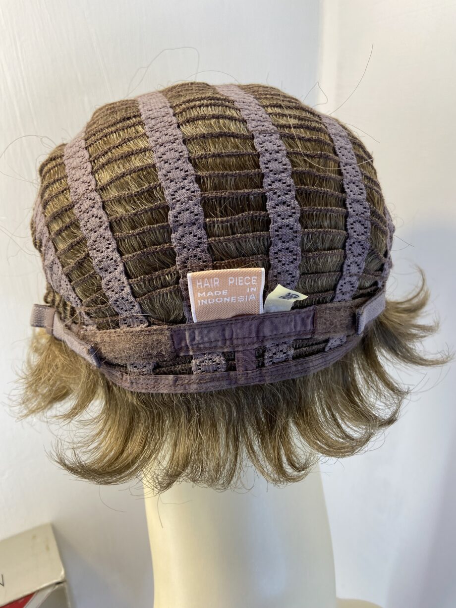 Short blonde doxed wig. Bblss480