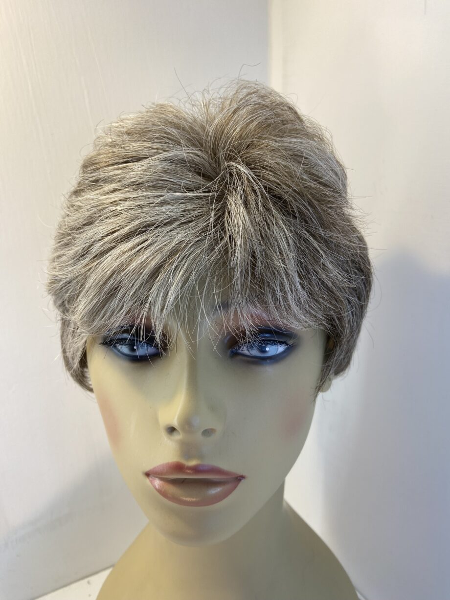 Gisela Mayer light brown short wig. Brss727