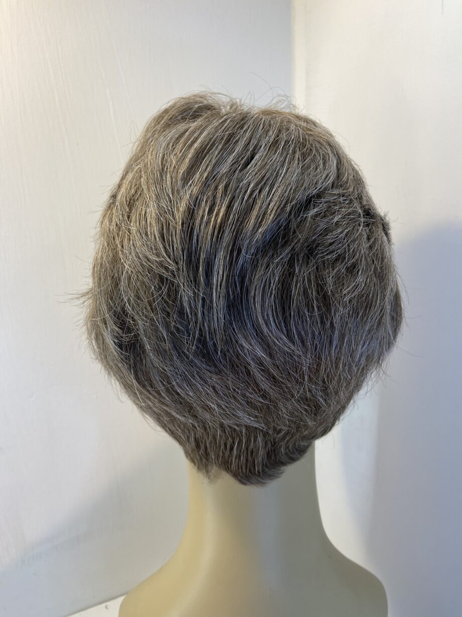Gisela Mayer light brown short wig. Brss727