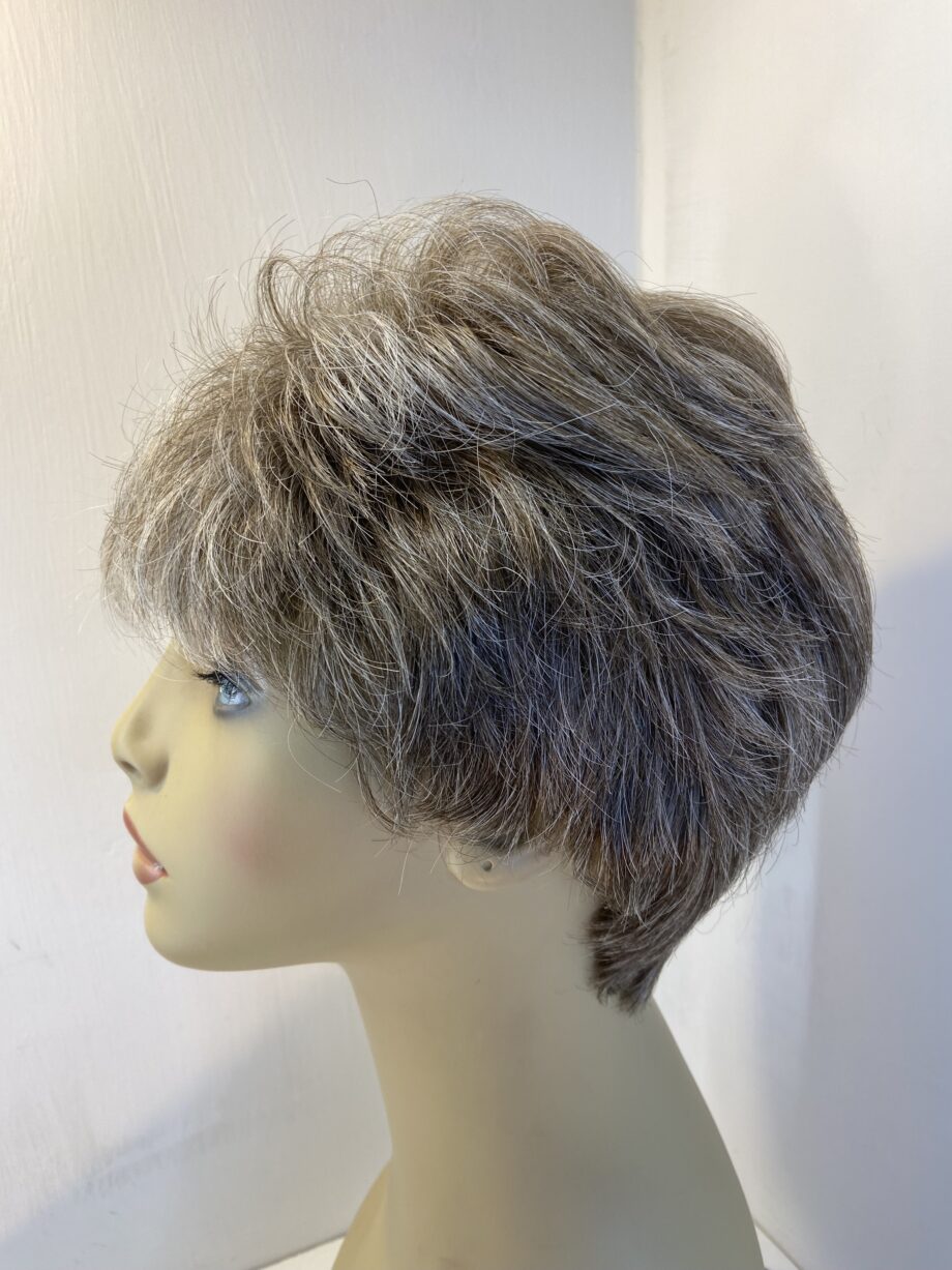Gisela Mayer light brown short wig. Brss727
