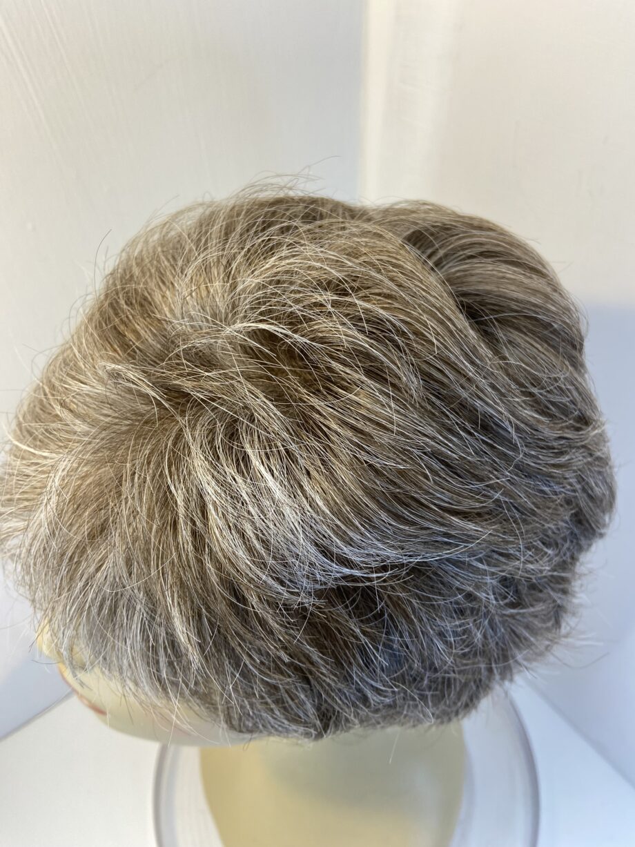 Gisela Mayer light brown short wig. Brss727
