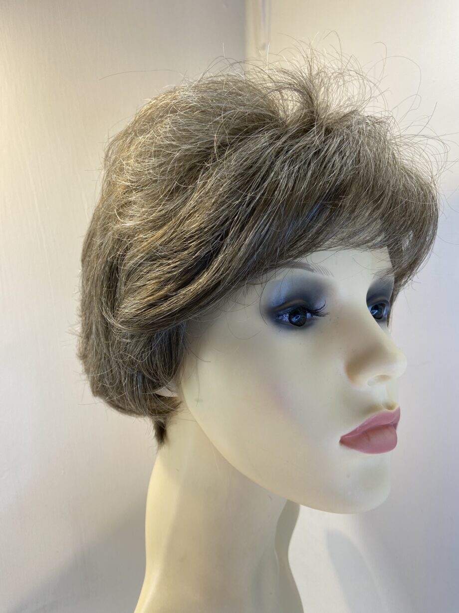 Shiny light brown wig. Ellen Wille. Brss728