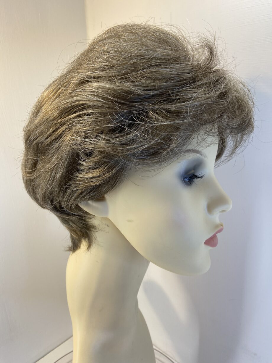 Shiny light brown wig. Ellen Wille. Brss728