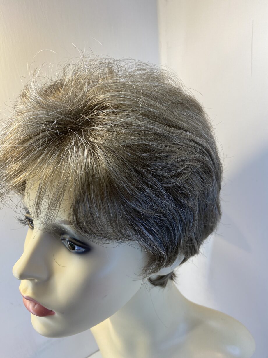 Shiny light brown wig. Ellen Wille. Brss728